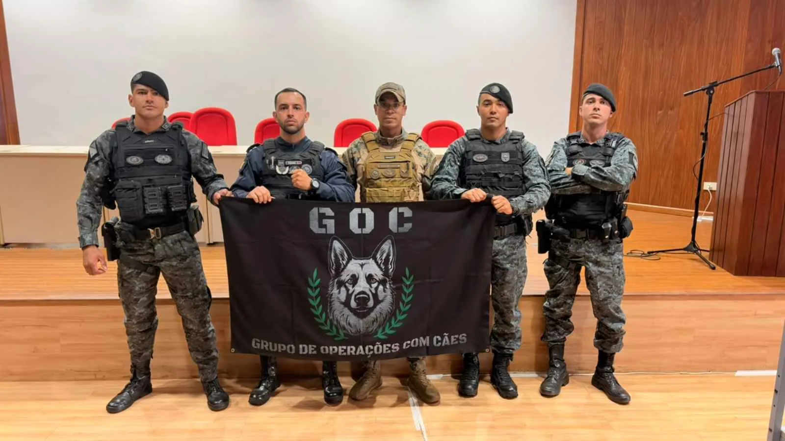 GCM Rodrigo Fabiano e cão Mago durante capacitação com cães detectores de drogas