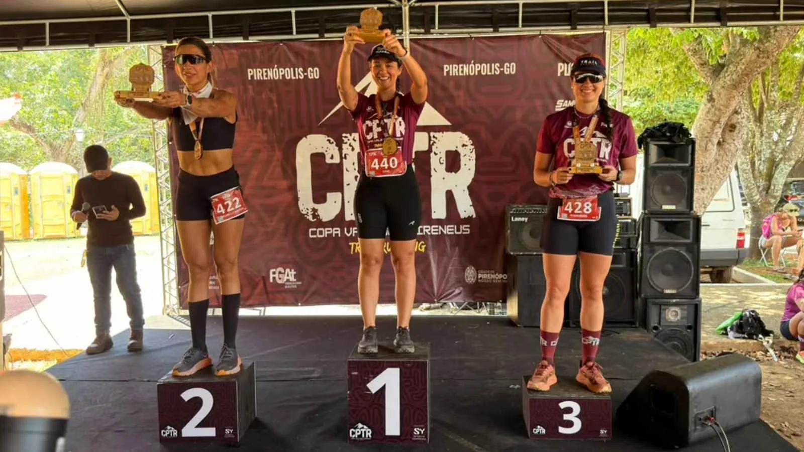Danielle Flávia de Gouvêa, Michelly Pfeiffer Barbosa dos Santos e Carol Rodrigues no pódio dos 17 km do Campeonato Goiano de Trail Running 2026, em Pirenópolis.