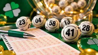 Bolas numeradas de loteria ao lado de um volante de aposta, ilustrando o sorteio da Mega-Sena 3073, que acumulou em R$ 230 milhões.