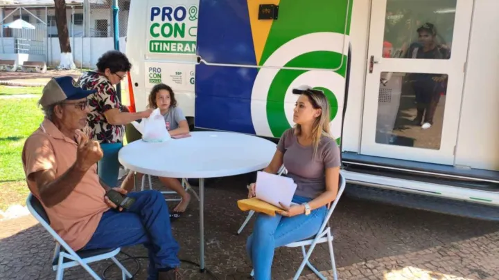 Unidade móvel do Procon Goiás utilizada para oferecer atendimento gratuito e orientação aos consumidores em municípios do interior do estado.