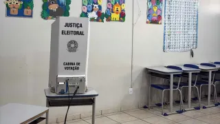 Urna eletrônica instalada em uma seção eleitoral de Jataí, Goiás, durante o segundo turno das Eleições 2026.