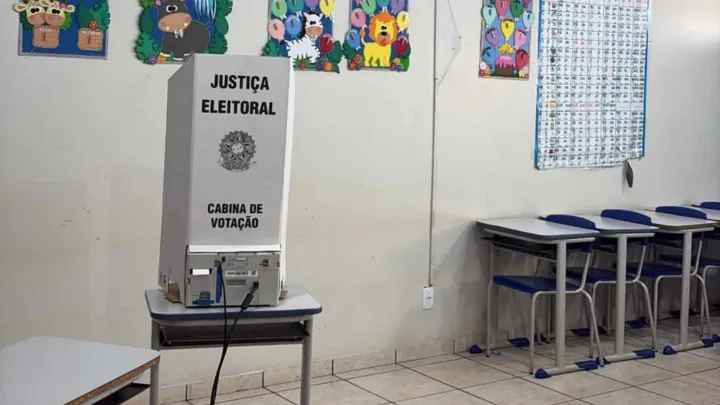 Urna eletrônica instalada em uma seção eleitoral de Jataí, Goiás, durante o segundo turno das Eleições 2026.