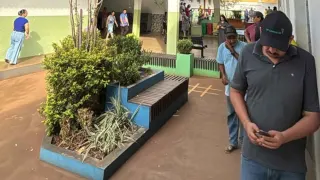 Movimentação tranquila de eleitores no Colégio IPSG, em Jataí, durante a votação do segundo turno das Eleições 2026.