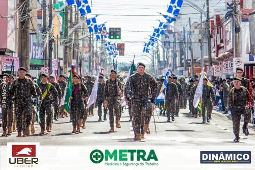 Desfile-Civico-Militar-emociona-e-atrai-multidao-no-aniversario-de-130-anos-de-Jatai-162 (1) (1) (1)
