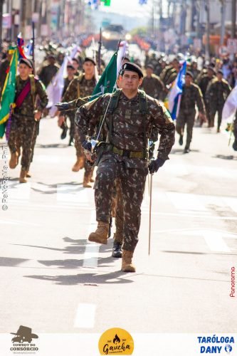 Desfile-Civico-Militar-emociona-e-atrai-multidao-no-aniversario-de-130-anos-de-Jatai-163 (1) (1) (1)