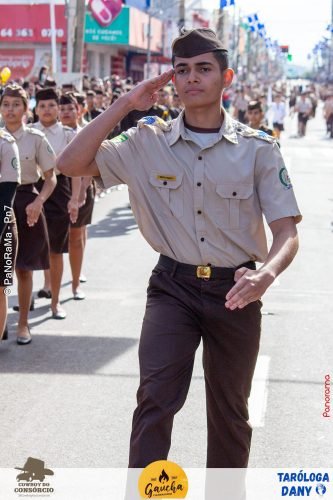 Desfile-Civico-Militar-emociona-e-atrai-multidao-no-aniversario-de-130-anos-de-Jatai-19 (1) (1) (1)