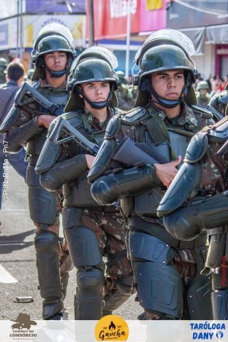 Desfile-Civico-Militar-emociona-e-atrai-multidao-no-aniversario-de-130-anos-de-Jatai-207 (1) (1) (1)