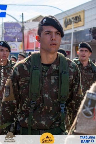 Desfile-Civico-Militar-emociona-e-atrai-multidao-no-aniversario-de-130-anos-de-Jatai-219 (1) (1) (1)