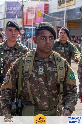 Desfile-Civico-Militar-emociona-e-atrai-multidao-no-aniversario-de-130-anos-de-Jatai-223 (1) (1) (1)