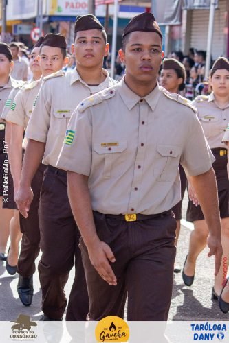 Desfile-Civico-Militar-emociona-e-atrai-multidao-no-aniversario-de-130-anos-de-Jatai-235 (1) (1)