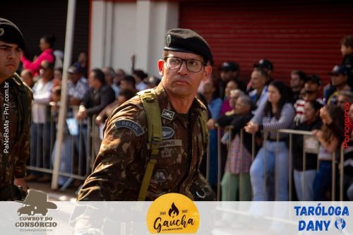 Desfile-Civico-Militar-emociona-e-atrai-multidao-no-aniversario-de-130-anos-de-Jatai-23 (1) (1) (1)