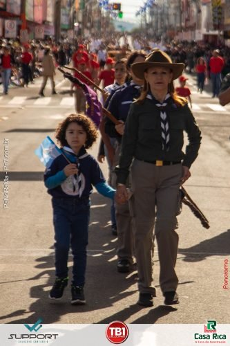 Desfile-Civico-Militar-emociona-e-atrai-multidao-no-aniversario-de-130-anos-de-Jatai-289 (1)