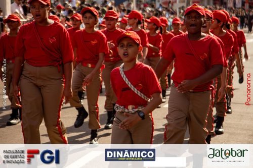 Desfile-Civico-Militar-emociona-e-atrai-multidao-no-aniversario-de-130-anos-de-Jatai-300 (1)