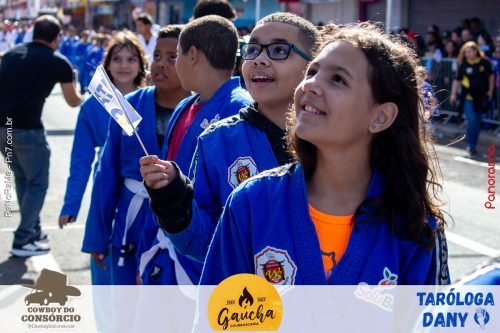 Desfile-Civico-Militar-emociona-e-atrai-multidao-no-aniversario-de-130-anos-de-Jatai-37 (1) (1)