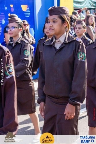 Desfile-Civico-Militar-emociona-e-atrai-multidao-no-aniversario-de-130-anos-de-Jatai-39 (1) (1) (1)
