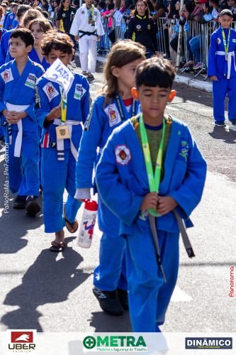 Desfile-Civico-Militar-emociona-e-atrai-multidao-no-aniversario-de-130-anos-de-Jatai-45 (1) (1)