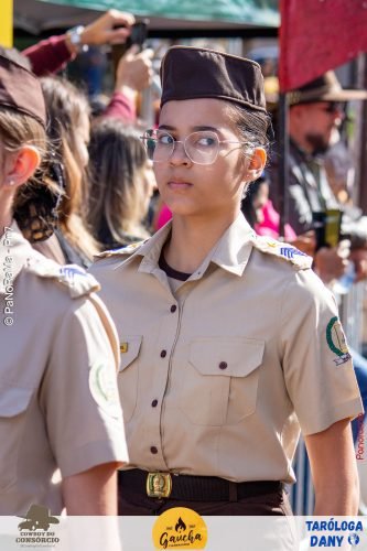 Desfile-Civico-Militar-emociona-e-atrai-multidao-no-aniversario-de-130-anos-de-Jatai-47 (1) (1) (1)