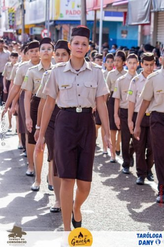 Desfile-Civico-Militar-emociona-e-atrai-multidao-no-aniversario-de-130-anos-de-Jatai-71 (1) (1) (1)