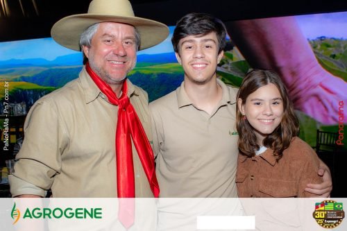 Estande-da-Agrogene-recebe-visitantes-no-1o-dia-da-Campeira-2025-70