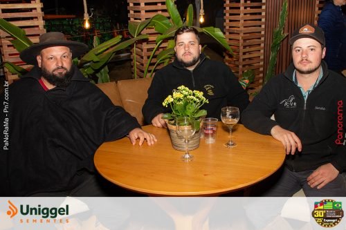 Estande-da-Uniggel-Sementes-na-sexta-feira-da-Campeira-2025-10